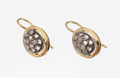 Paar 14 kt Gold Diamant-Ohrhänger, GG/WG 585/000, oval, schlichte Gestaltung, 24 in WG gefasste kl. Diamantrosen, ca. 4.3 g