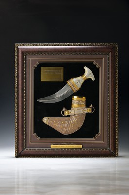 Geschenk-Djambia, Dubai, dat. 2012, Griffknebel auf vergoldetem Silber, mit Kunststoff und Silberstiften verziert, Scheide aus z.T. vergoldetem ...