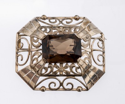 Rauchquarz-Brosche, um 1930, Silber gepr., deutsch, architektonischer Aufbau mit geschwungenen Elementen, mit facett. Rauchquarz, ca. 5.2 x 4.5 cm, ...