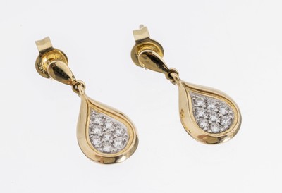Paar 14 kt Gold Brillant-Ohrstecker, GG/WG 585/000, tropfenf. bewegl. Abhängung mit 16 Brillanten zus. ca. 0.20 ct Weiß/si, ca. 2.7 g