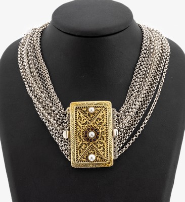 Trachten-Collier, Österreich um 1900, 900erSilber, 12-rhg. Erbskette, Mittelteil vergoldet, Filigranarbeit, facett. Granate, 2 Perlmutteinlagen (1 ...