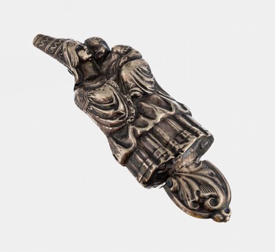 Biedermeier Nadelbehälter, um 1840-60, Silber gepr., Darstellung Mutter in Tracht mit Kind auf dem Arm, ca. 8.4 x 2.5 cm, Anhängeöse sek.