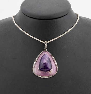 Amethyst-Markasit-Anhänger, Silber gepr., mittig gr. Amethyst-Cabochon in Tropfenform, transluzides Email auf guillochiertem Grund (min besch.), an ...