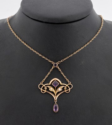 9 kt Gold Amethyst-Perl-Collier, um 1900, RG 375/000, England, geometrisches Mittelteil mit 3 Amethysten in versch. Schliffformen, kl.Flussperlen, ...