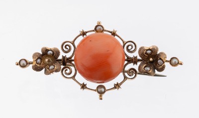 14 kt Gold Korallen-Brosche, um 1890, GG 585/000 gepr., geschwungene Gestaltung, mittigrunder Korallencabochon, kl. Flussperlen, ca. 5.8 g, Versand ...