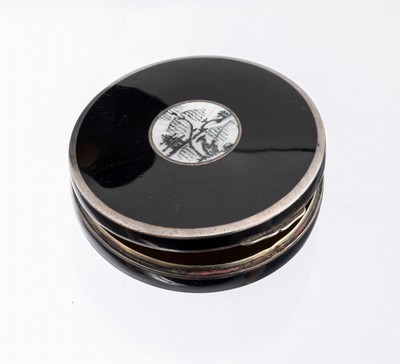 Puderdose, Silber, Japan, 1950/60er Jahre, außen schwarz emailliert, Deckel mit Einlage, transluzides Email, Darstellung einesAnglers, innen ...