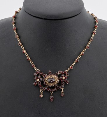 Granat-Collier, um 1900, Metall vergoldet, Mittelteil mit 3 bewegl. Abhängungen, Granate in versch. Größen und Formen, kl. Saatperlen, L. ca. 46 ...