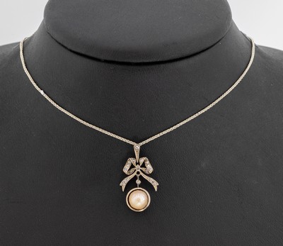14 kt Gold Diamant-Perl-Anhänger, WG 585/000, nach älterem Vorbild, Schleifenform, kl. Diamant-Rosen, bewegl. abgehängte Perle (abgetragen) an ...