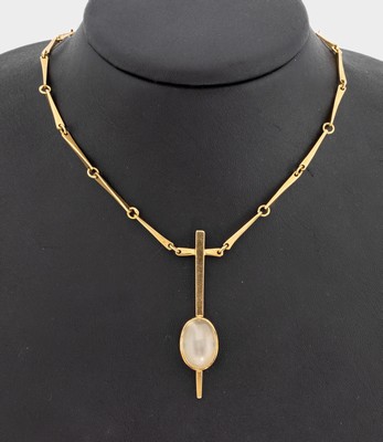 18 kt Gold Mondstein-Collier, GG 750/000, längliches Mittelteil mit ovalem Mondstein- Cabochon, längliche Kettenglieder, L. ca. 46 cm, ...