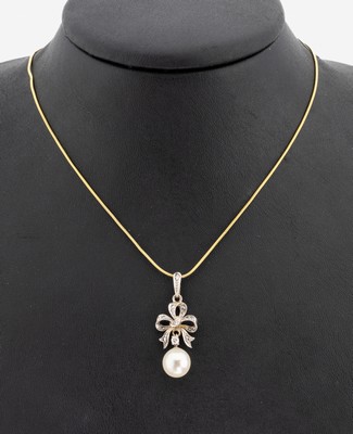 18 kt Gold Diamant-Perl-Anhänger, GG 750/000, schleifenförmig, 1 Brillant und 15 Diamantrosen zus. ca. 0.10 ct Weiß/p, bewegl. abgehängte ...