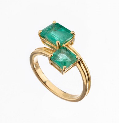 18 kt Gold Smaragd-Ring, GG 750/000, 2 Smaragde im Treppenschliff zus. ca. 2.00 ct,RW 53, ca. 4.9 g