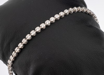 18 kt Gold Brillant-Linienarmband, WG 750/000, 42 Brillanten zus. ca. 1.26 ct Weiß/p, L. ca. 16.3 cm, Kastenschloss mit 2 Sicherheitsachten, ca. ...