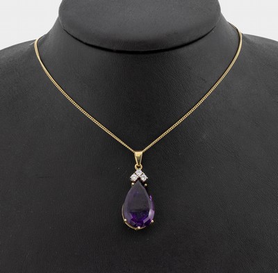 14 kt Gold Amethyst-Brillant-Anhänger, GG/WG 585/000, facett. Amethysttropfen ca. 10.00 ct, 3 in WG gefasste Brillanten zus. ca.0.15 ct Weiß/p, an ...