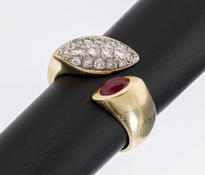 14 kt Gold Brillant-Rubin-Ring, GG 585/000,außergewöhnliche Gestaltung, 16 Brillanten zus. ca. 0.22 ct Weiß/si, 1 ovaler Rubin- Cabochon ca. 0.15 ...