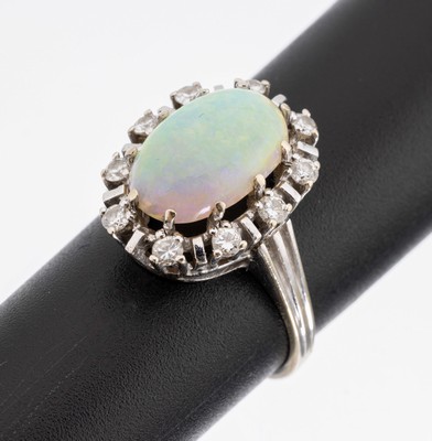 14 kt Gold Opal-Brillant-Ring, WG 585/000, mittig ovaler Opal-Cabochon ca. 3.00 ct, umgeben von 10 Brillanten zus. ca. 0.04 ct Weiß/si, RW 55, ca. ...
