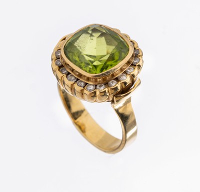 18 kt Gold Peridot-Brillant-Ring, GG 750/000, mittig Peridot im Kissenschliff ca. 3.40 ct, umgeben von 20 Brillanten zus. ca. 0.40 ct Weiß/si, RW ...
