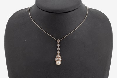 14 kt Gold Diamant-Perl-Anhänger, um 1890, GG 585/000, länglich, in sich bewegl., schauseitig Silber, 6 Diamantrosen (1 Stein besch.) zus. ca. ...