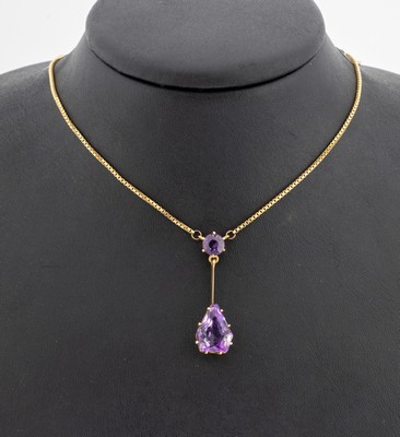 8 kt Gold Amethyst-Collier, GG 333/000, Mittelteil mit länglicher Abhängung, 1 rundfacett. und 1 tropfenf. facett. Amethyst zus. ca. 4.00 ct, L. ...