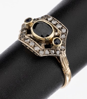 14 kt Gold Saphir-Diamant-Ring, GG 585/000,Ringkopf geometrisch, 1 ovalfacett. und 2 rundfacett. Saphire zus. ca. 0.90 ct, 22 Diamantrosen zus. ca. ...