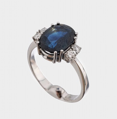 18 kt Gold Saphir-Brillant-Ring, WG 750/000, mittig ovalfacett. Saphir ca. 2.00 ct, 4 Brillanten zus. ca. 0.20 ct Weiß/si, RW 54, ca. 4.6 g, ...