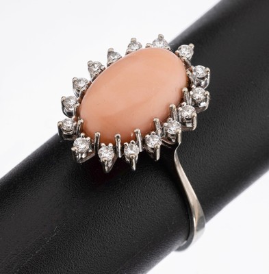 14 kt Gold Korallen-Brillant-Ring, WG 585/000, mittig ovaler Engelhautkorallen- Cabochon, umgeben von 16 Brillanten zus. ca. 0.45 ct Weiß/si, RW ...