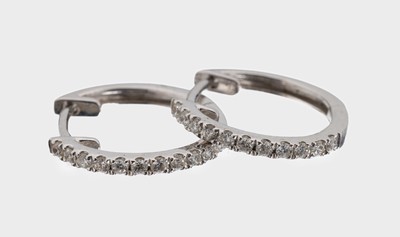 Paar 14 kt Gold Brillant-Ohrcreolen, WG 585/000, schlichte Gestaltung, 22 Brillanten zus. ca. 0.11 ct Weiß/si, ca. 1.4 g