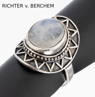 RICHTER v. BERCHEM Mondstein-Ring, 925er Silber, Mittig ovalfacett. Mondsteincabochon, RW 56
