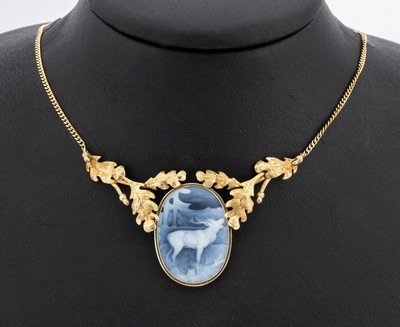 14 kt Gold Kamee-Collier, GG 585/000, Kamee mit einem röhrendem Hirsch, feine Arbeit, Kette mit Eichenlaubdekor, L. ca. 41 cm, Federringschließe