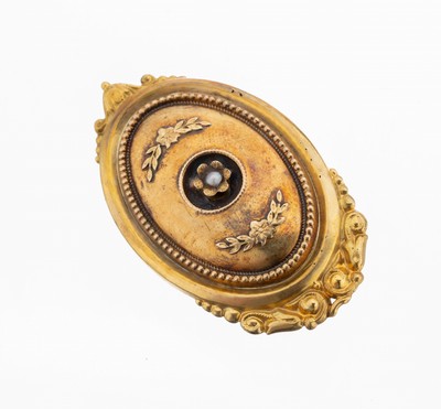 Biedermeier Brosche, deutsch um 1830/40, Schaumgold, floral verziert und graviert, Perlleistenverzierung, RS min besch., ca. 4.5 x 2.5 cm, ca. 8.4 g
