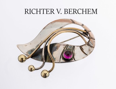 RICHTER v. BERCHEM Farbstein-Brosche, deutsch um 1940/50, 900er Silber und Gold, Turmalin-Cabochon, angedeutetes Blatt, ca. 5 x 3.5 cm,ca. 8.8 g, ...
