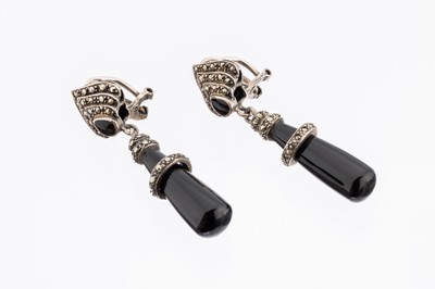 Paar 925er Silber Onyx-Markasit-Ohrstecker, um 1930er Jahre, oberhalb in Silber mit rundfacett. Markasiten, Onyxpampel pol., Steg umklappbar, somit ...