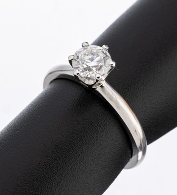 14 kt Gold Brillant-Ring, WG 585/000, Brillant ca. 0.91 ct feines Weiß+(F)/p (beh.) RW 54.5, ca. 3 g, mit AIG Expertise