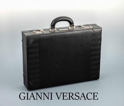 GIANNI VERSACE Vintage Aktenkoffer, schwarzes Leder, z.T. geprägt, 1 geräumigesFach mit Logostoff, 1 Fach mit Organizer für Din A 4 Papier, ...
