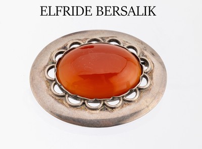 Brosche mit Karneol, um 1910, 800er Silber,Meistermarke ELFRIEDE BERSALIK, Wiener Werkstätte, sign., Tukankopf, Karneolcabochon,ca. 4.5 x 3.5 cm