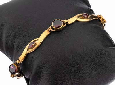 8 kt Gold Almandin-Armband, um 1900, GG 333/000, reiner Jugendstil, Almandine rundfacett. und navetteförm., ca. 8.4 g, L. ca. 19 cm