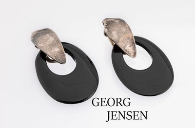 Paar GEORG JENSEN Ohrclips, 925er Silber, Modell Nr. 128, Dänemark nach 1945, glattes Design, 2 eingehängte Onyxringe, L. ca. 4.7 cm