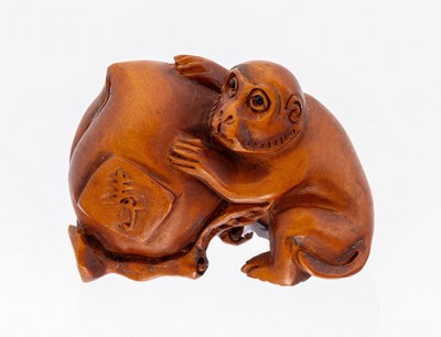 Große Netzuke "Affe mit Pfirsich", sign., Buchsbaum, Japan um 1930, vollplastisch, H. ca. 4.5 cm, L. ca. 6 cm