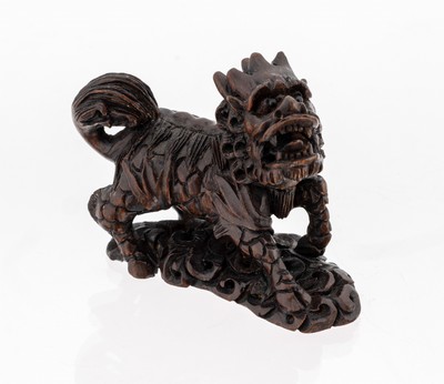 Netzuke Fo-Hund, Holz geschnitzt, China um 1910, am Boden sign., vollplastisch, L. ca. 5.5 cm, H. ca. 3.5 cm