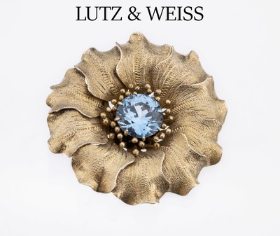 Brosche/Anhänger, LUTZ & WEISS, Pforzheim um 1910, Handarbeit, 935er Silber vergoldet, rundfacett. synth. Spinell, in Form einer Blüte, D. ca. 4 cm