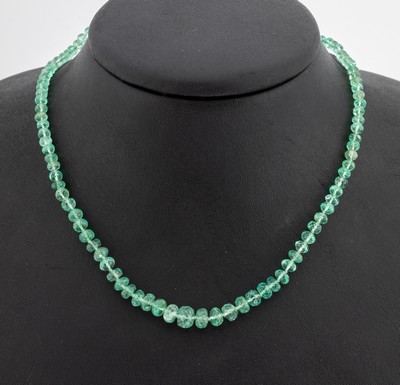 Smaragd-Collier mit 14 kt Gold Schließe, GG585/000, facett. Smaragd-Rondelle im Verlauf, L. ca. 54 cm, Karabinerschließe, Sicherheitskettchen, ca. ...