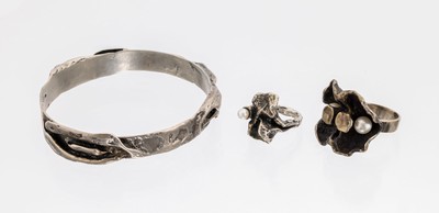 Konvolut Armreif und 2 Ringe, 1970/80er Jahre, 835er Silber, sogn. Brutalismus, Armreif mit Meistermarke unged., D ca. 6.5 cm,RW 52 und 50, schwere ...