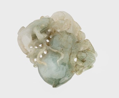 Jade-Anhänger, China um 1910, 2 Frösche mit Frucht, Jade geschnitten und geschliffen, ca. 4.5 x 4 cm, ca. 39.9 g