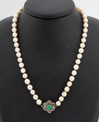 18 kt Gold Smaragd-Kettenschließe, WG 750/000, Spiraldekor, Smaragd-Cabochon, an Zuchtperlenkette, L. ca. 44 cm, sollte neu geknotet werden