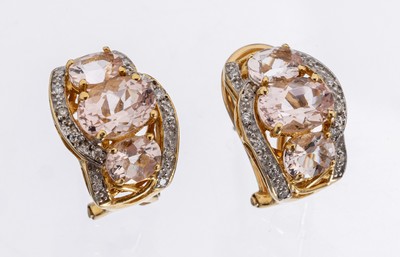 Paar 18 kt Gold Morganit-Diamant-Ohrstecker, GG 750/000 je mit 3 ovalfacett. Morganite zus. ca. 3.0 ct je 12 Diamanten zus. ca. 0.12 ct Weiß/si-p, ...