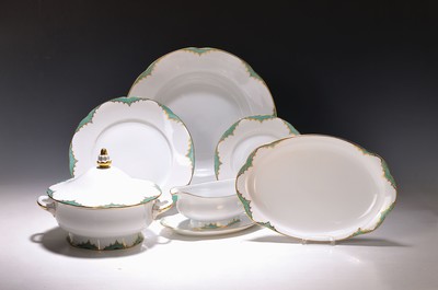 Umfangreiches Speiseservice, Kgl. Tettau, erste Hälfte 20. Jh., Porzellan, grüner Schuppendekor mit Goldstaffage, 11 Menueteller, 12 Suppenteller, ...