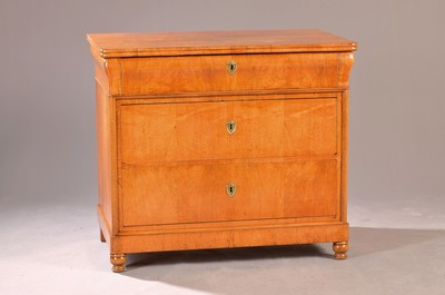Biedermeier Kommode, um 1830, Nußbaumfurnier, 3 Schubladen, Messing Schlüsselbuchsen, ca. 83 x 96 x 58 cm, EZ 2-3