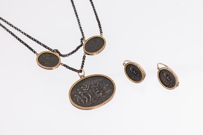 Berliner Eisen Schmuckset, Berlin um 1830 -35, best. aus: 1 Collier, 3 ovale Scheiben mit antikisierenden Darstellungen, in RG 333/000 gefasst, ...