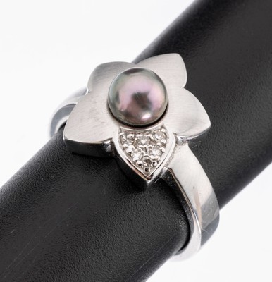 14 kt Gold Brillant-Zuchtperl-Ring, "Blüte", WG 585/000, mittige graue Perle, D. ca. 7 mm, 1 Blatt bes. mit 6 8/8-Diamanten zus. ca. 0.06 ...