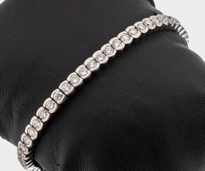 18 kt Gold Brillant-Armband, WG 750/000, 51 Brillanten zus. ca. 6.20 ct Weiß/si, L. ca.18.5 cm, Kastenschloss mit 2 Sicherheitsachten, ca. 31.9 g