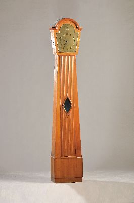 Standuhr, deutsch, Mathias Bauerle, St. Georgen, Schwarzwald um 1920/30, Nußbaum, Türe mit Kannelierung, Schwungbereich des Pendels hinter Glas, ...
